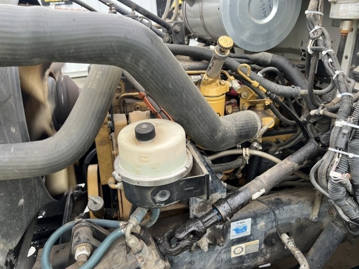 2004-peterbilt-330-image-10