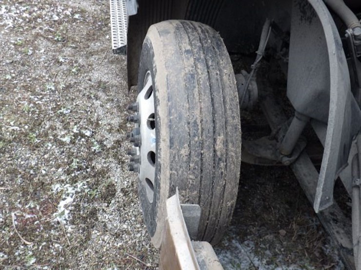 2022-volvo-vnl300-image-24