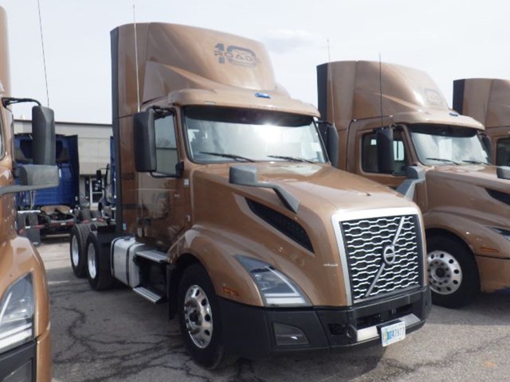 2022-volvo-vnl300-image-5