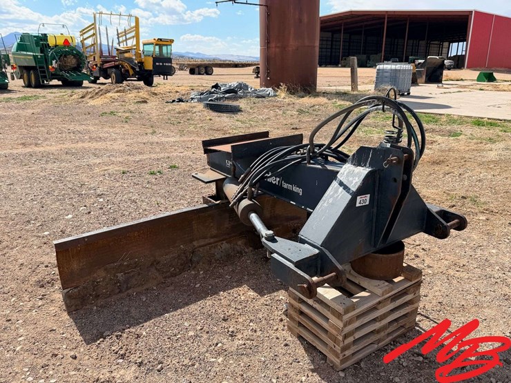 9'-buhler-farm-king-tractor-blade-image-1