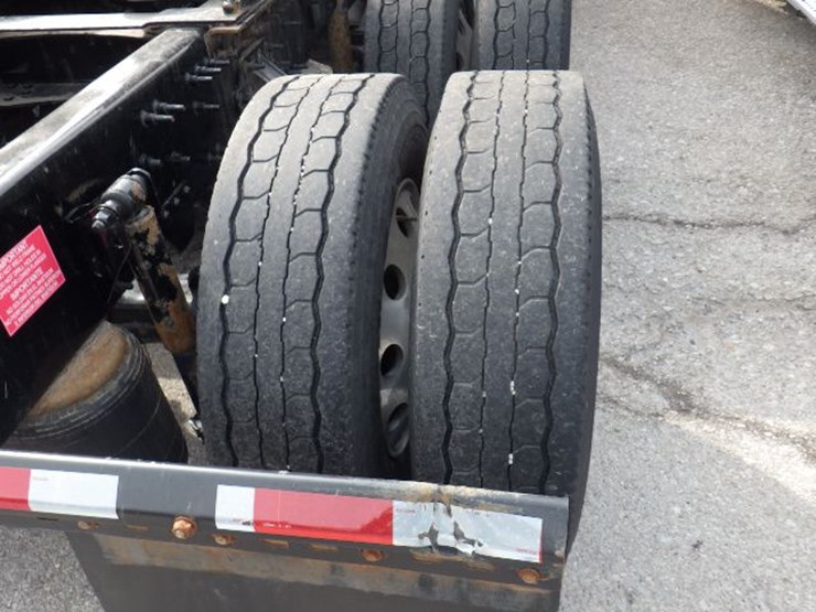 2022-volvo-vnl300-image-12