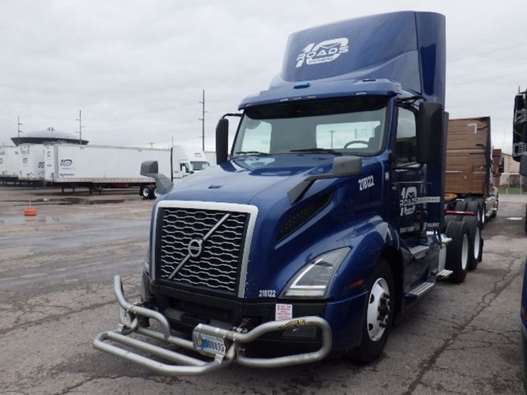 2018-volvo-vnl300-image-1