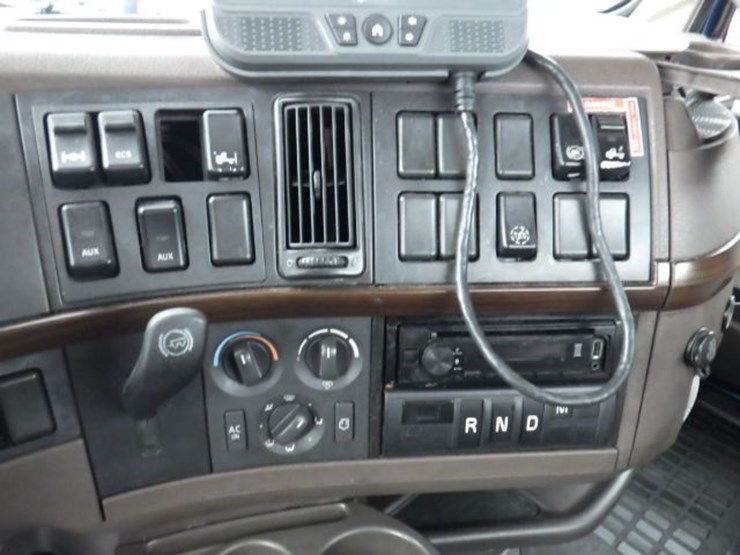 2017-volvo-vnl300-image-18