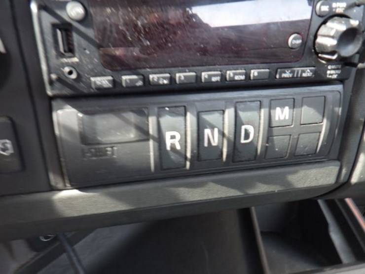 2022-volvo-vnl300-image-19