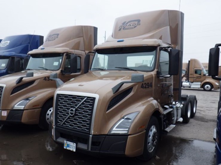 2019-volvo-vnl300-image-1