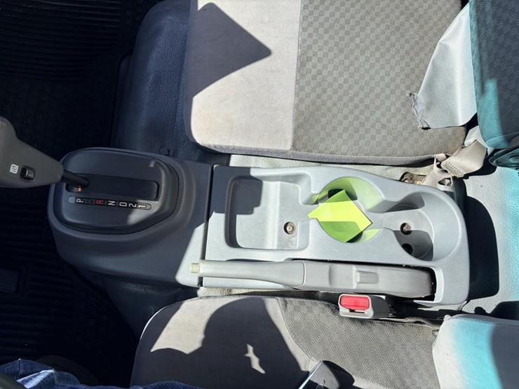 2015-isuzu-nrr-image-18