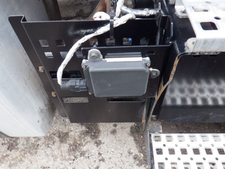 2019-volvo-vnl300-image-6