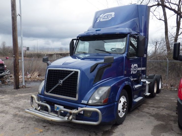 2017-volvo-vnl300-image-1