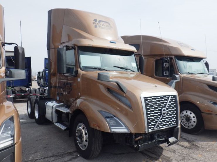 2022-volvo-vnl300-image-5