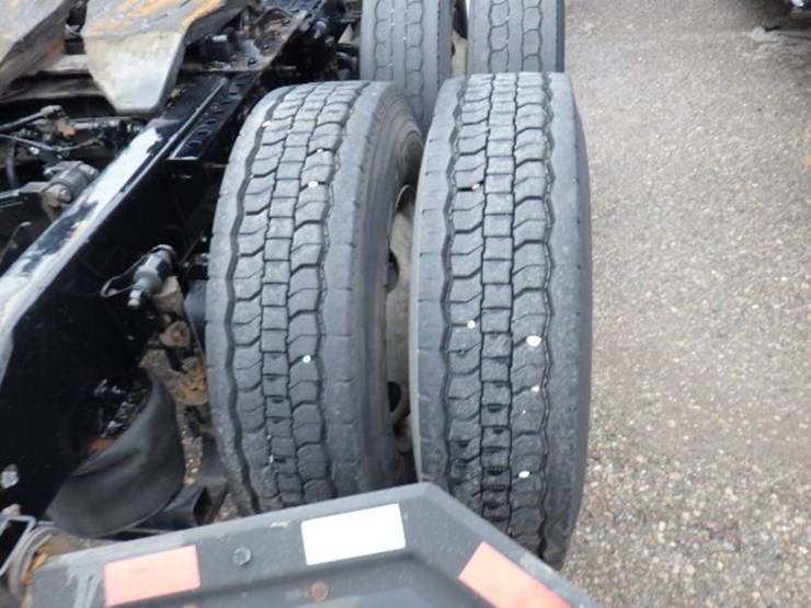 2018-volvo-vnl300-image-7