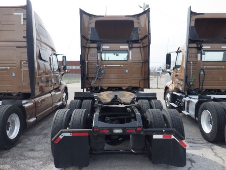 2022-volvo-vnl300-image-13