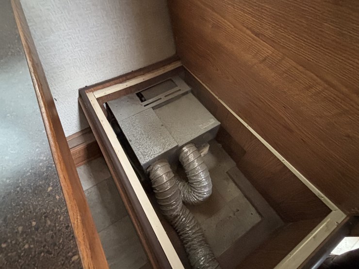 #1075-•-2005-featherlite-(4)-horse-slant-load-trailer-with-living-quarters-(nelson,-wi)-(has-wi-title)-image-16