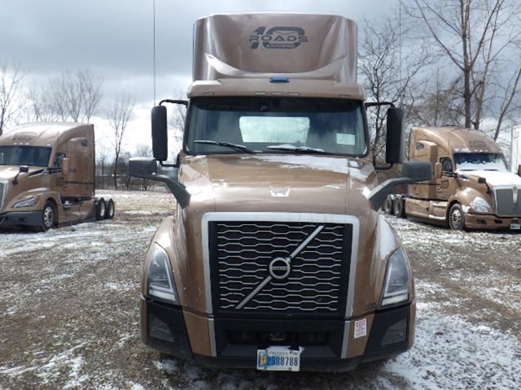 2022-volvo-vnl300-image-3