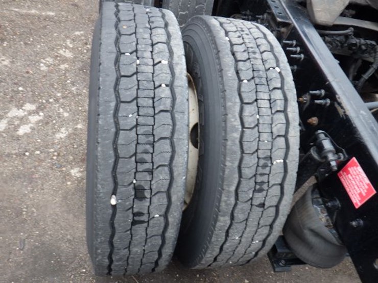 2017-volvo-vnl300-image-12