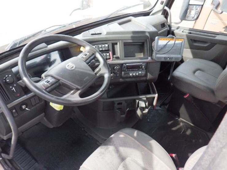 2022-volvo-vnl300-image-20