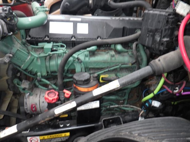 2022-volvo-vnl300-image-24