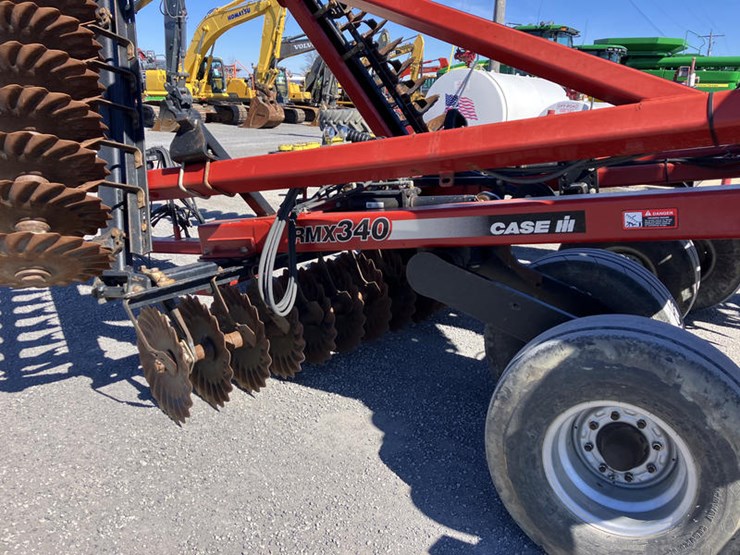 case-ih-340-image-17