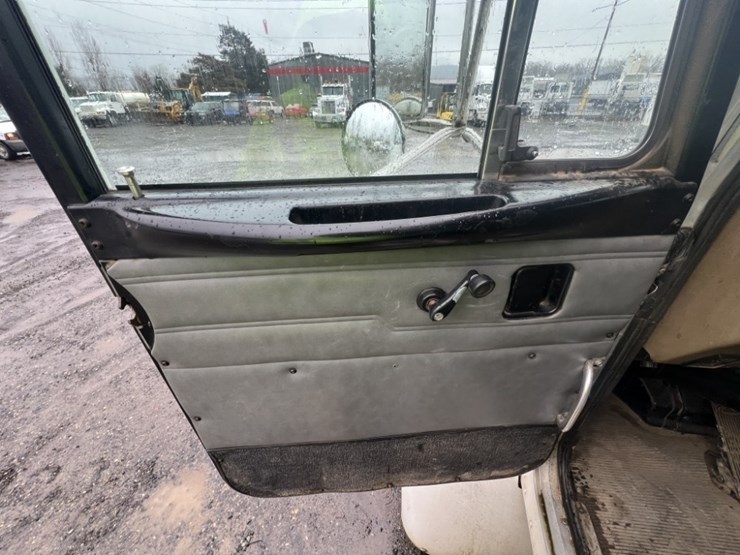 2004-peterbilt-330-image-21