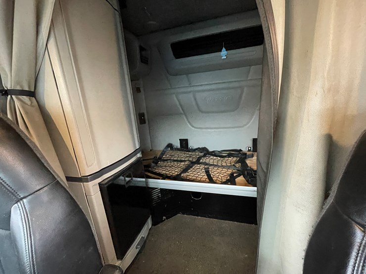 2019-peterbilt-579-image-41