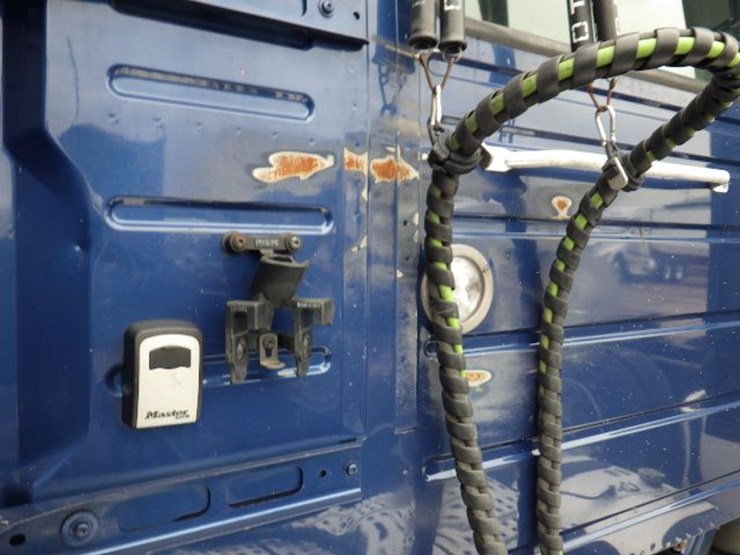 2018-volvo-vnl300-image-16