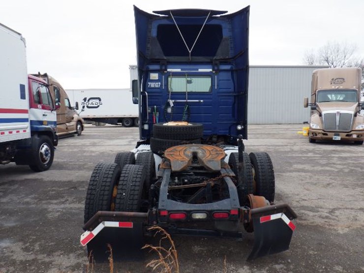 2018-volvo-vnl300-image-8