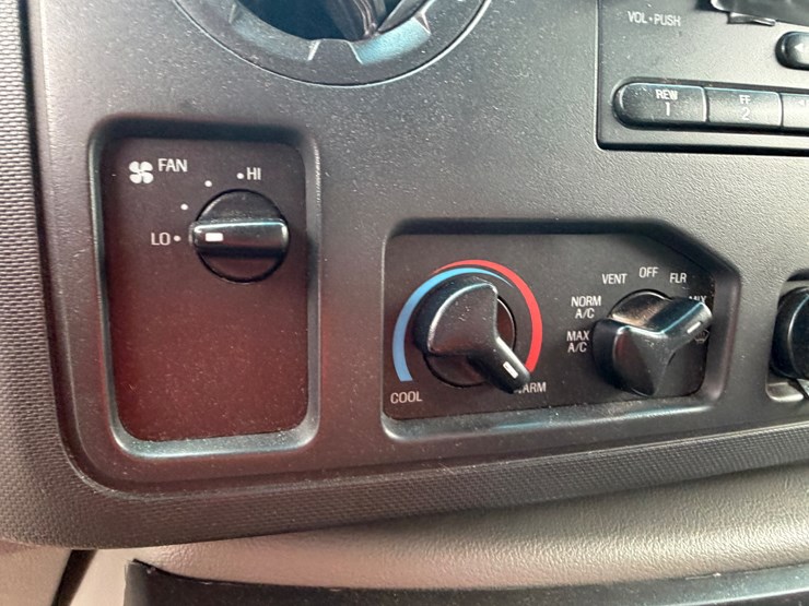 #1020-•-2014-ford-econoline-service-van-(eau-claire,-wi)-(has-wi-title)-image-40