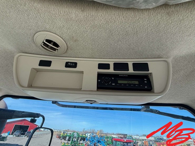 2011-john-deere-7215r-image-21