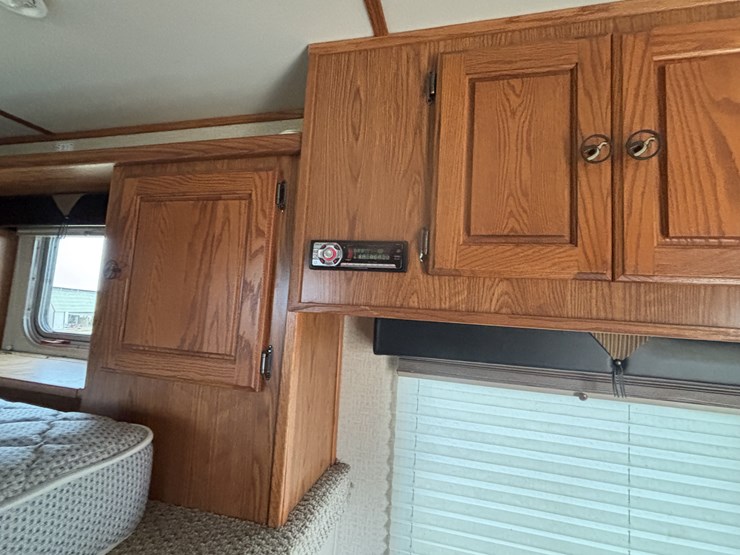 #1075-•-2005-featherlite-(4)-horse-slant-load-trailer-with-living-quarters-(nelson,-wi)-(has-wi-title)-image-15