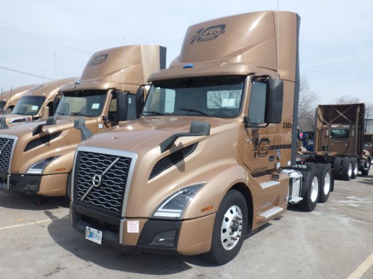 2023-volvo-vnl300-image-1