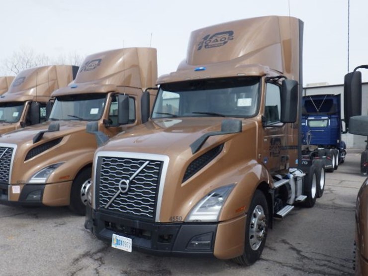 2022-volvo-vnl300-image-1