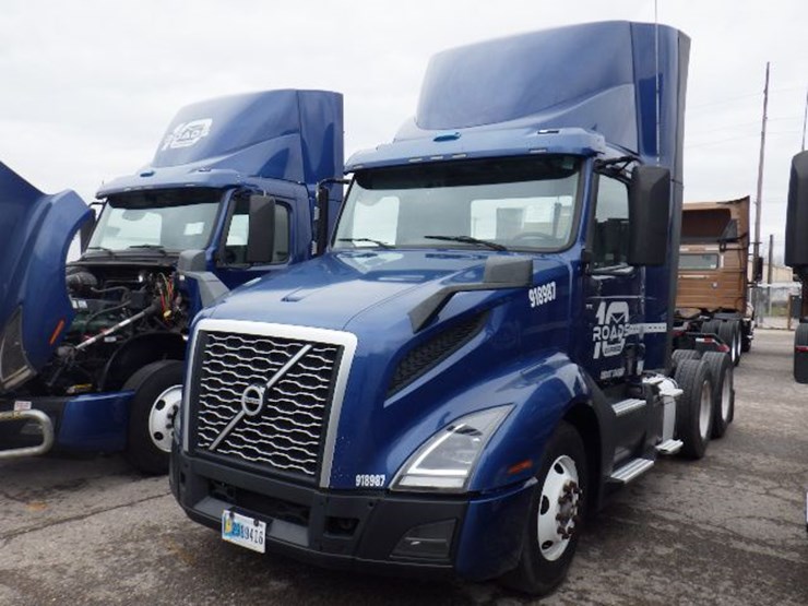 2018-volvo-vnl300-image-1