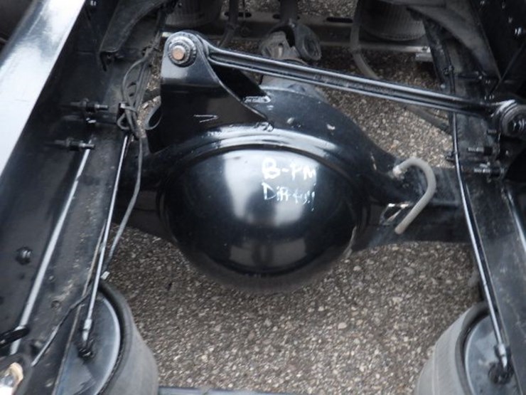 2022-volvo-vnl300-image-12