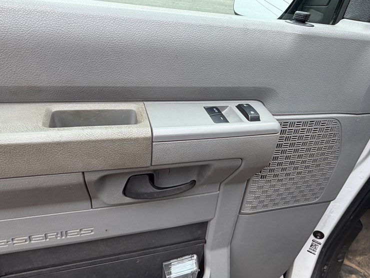 #1020-•-2014-ford-econoline-service-van-(eau-claire,-wi)-(has-wi-title)-image-10