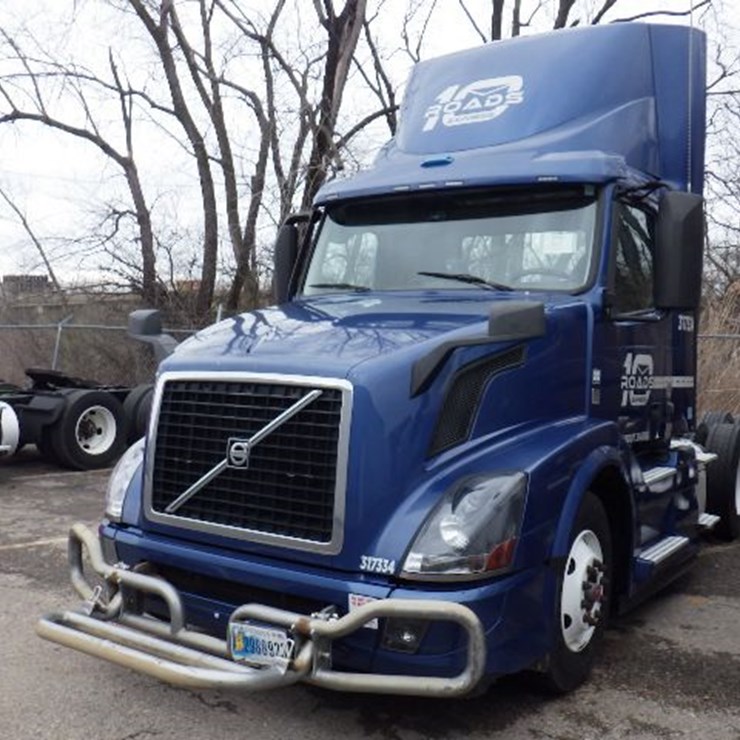 2017 VOLVO VNL300
