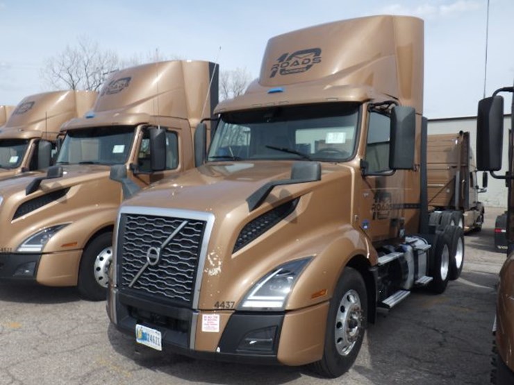 2022-volvo-vnl300-image-1