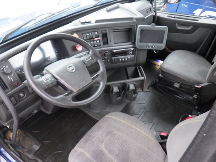 2018-volvo-vnl300-image-18
