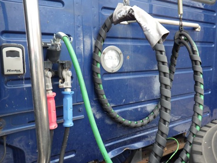 2018-volvo-vnl300-image-13