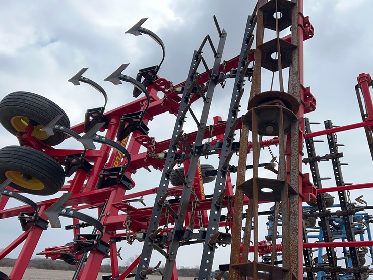 28.5'-sunflower-5035-field-cultivator-image-23