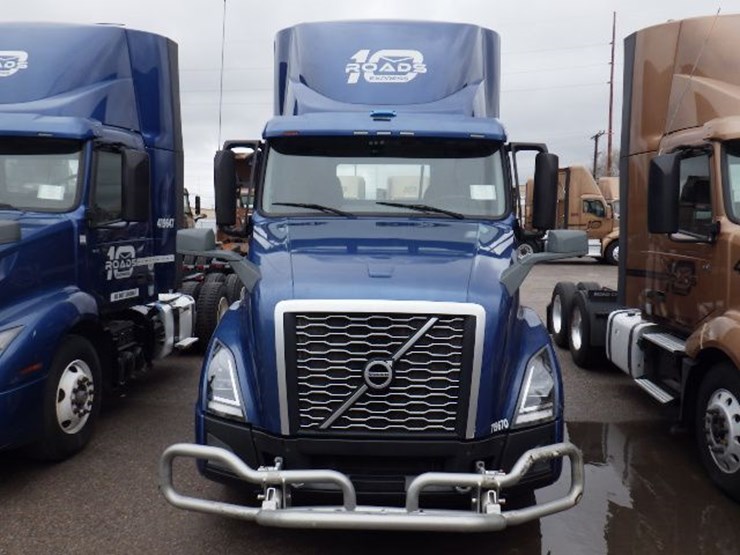 2019-volvo-vnl300-image-2