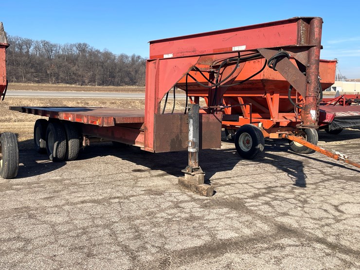 #1091-•-heavy-gooseneck-flatbed-trailer-with-hoist-(no-title)-image-3