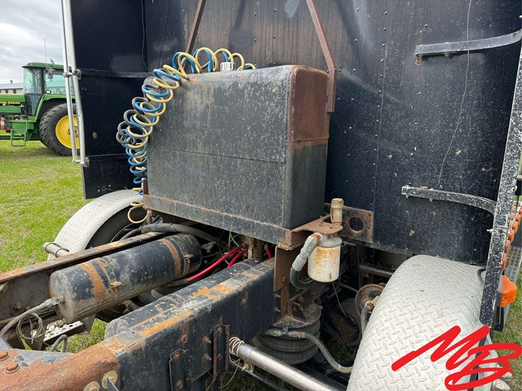 1990-freightliner-fld120-image-8