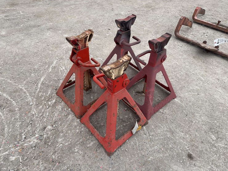 group-of-four-adjustable-red-jack-stands-image-7