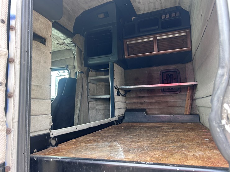 2000-peterbilt-379-image-41