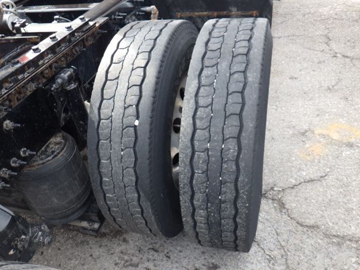 2022-volvo-vnl300-image-11