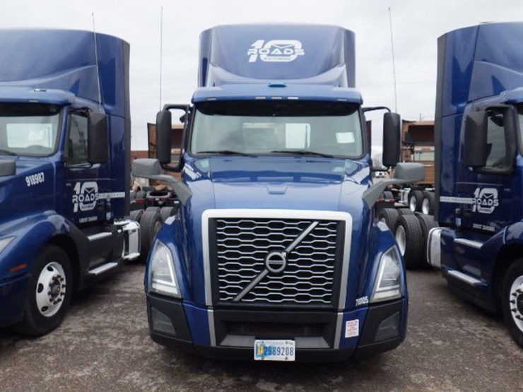 2018-volvo-vnl300-image-2