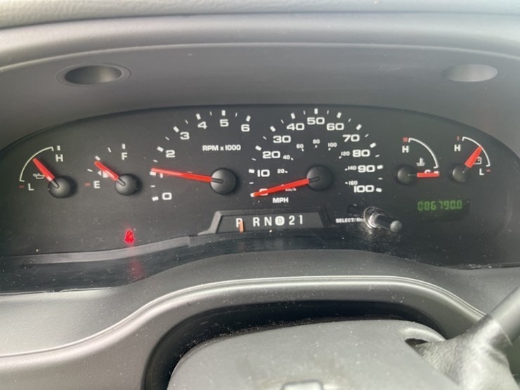 2004-ford-e250-image-27