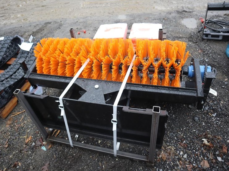 future-skid-steer-sweeper-image-4