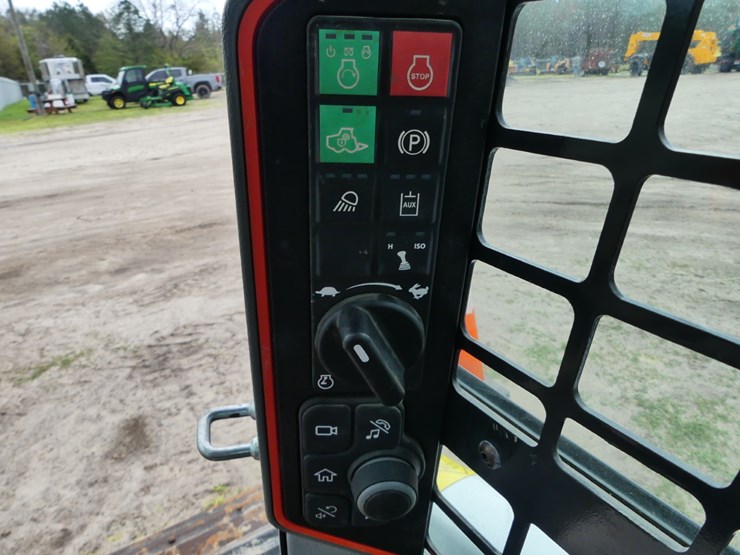 2023-bobcat-t64-image-16