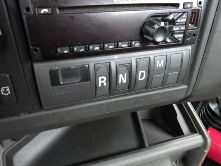 2019-volvo-vnl300-image-18