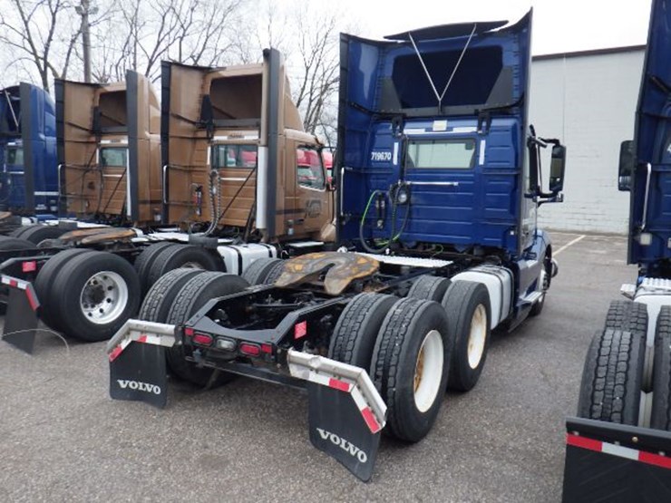 2019-volvo-vnl300-image-11